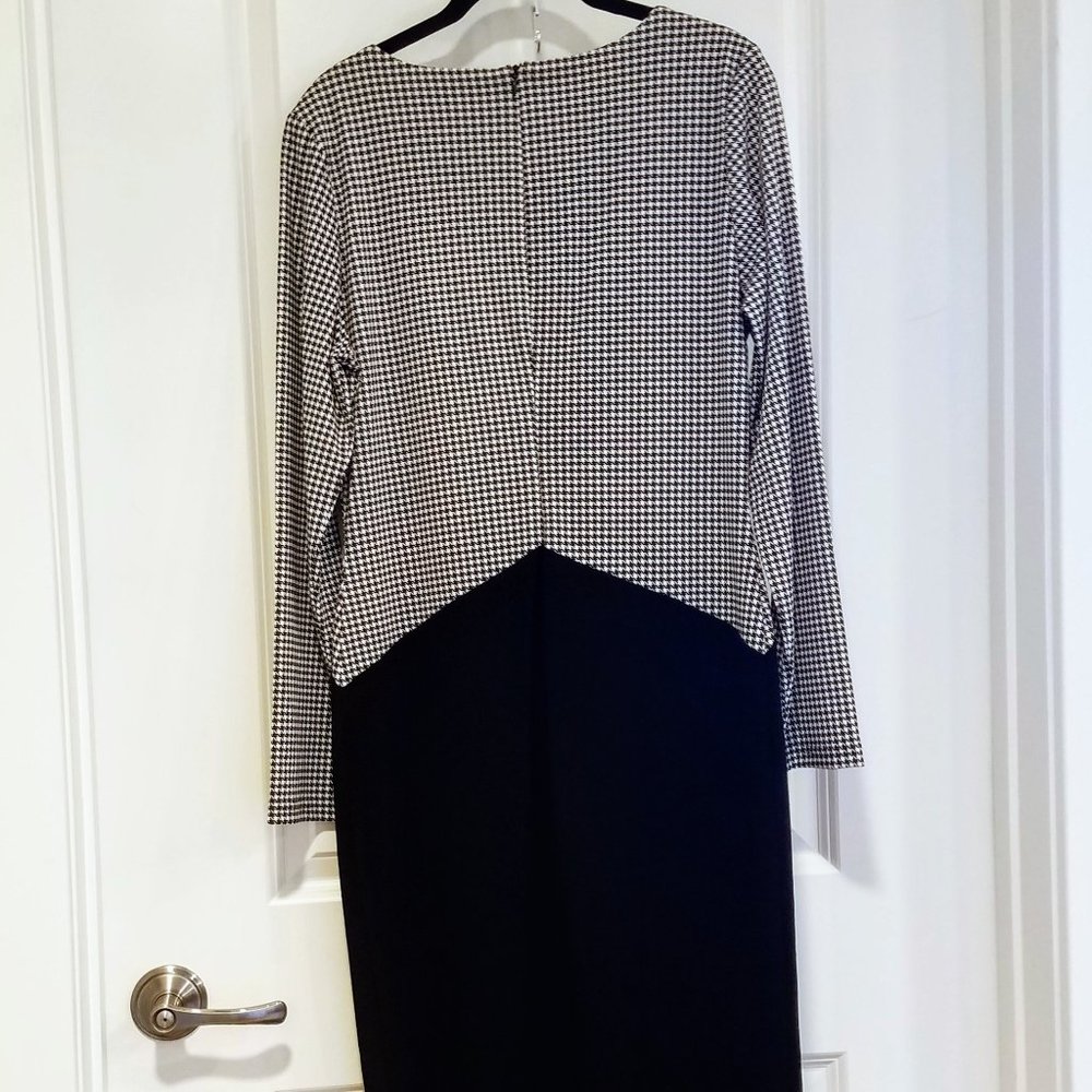 Contrast Print Dress - Picture 2 of 4